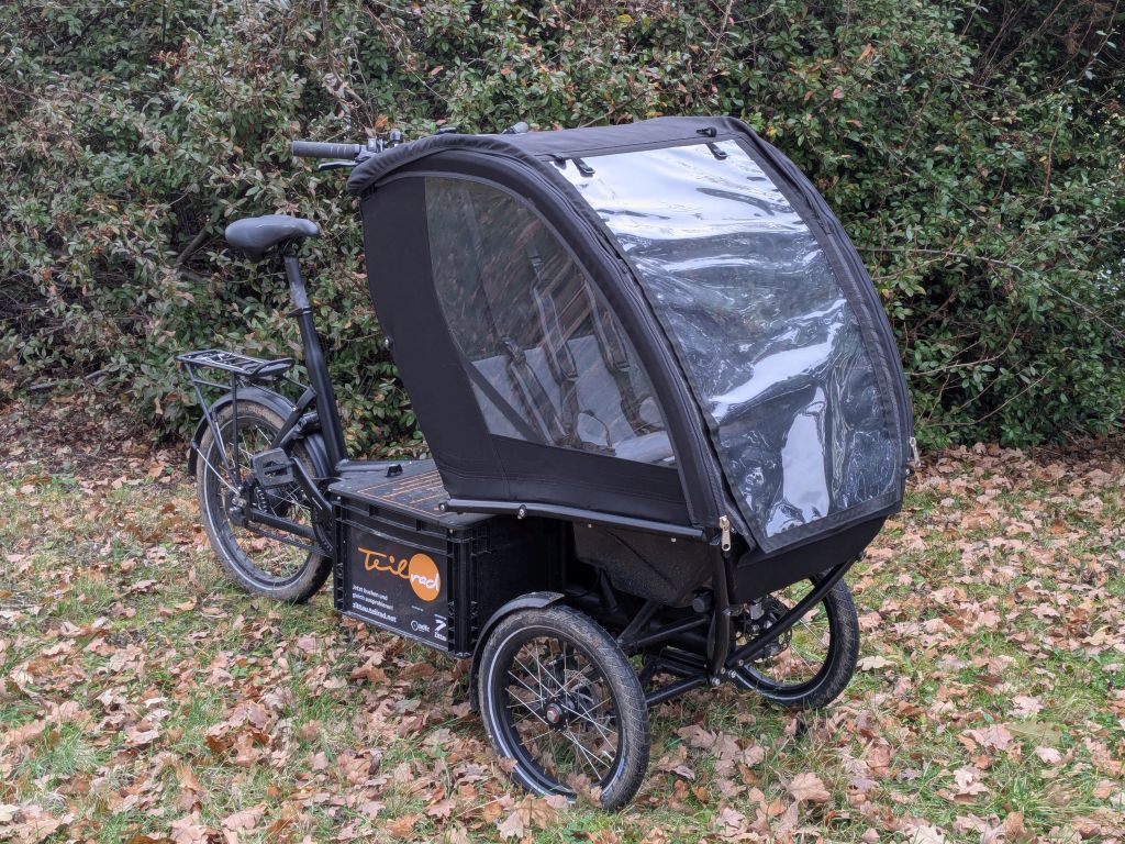 Lastenrad mit Kindersitz auf Wiese